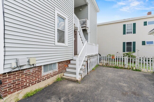 Building Photo - 164-162 Alsace St
