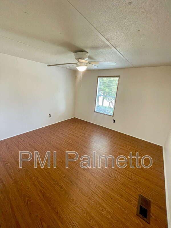 Building Photo - 106 S Witt St