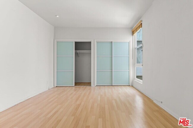 Building Photo - 8550 Holloway Dr