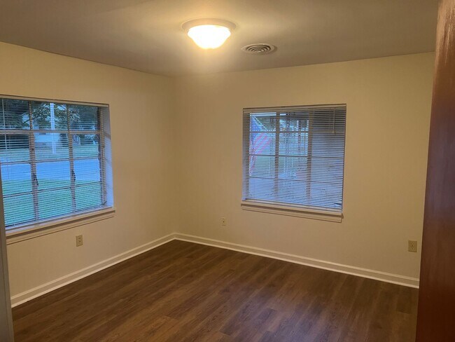 Building Photo - Charming 3 Bed 1 Bath Home