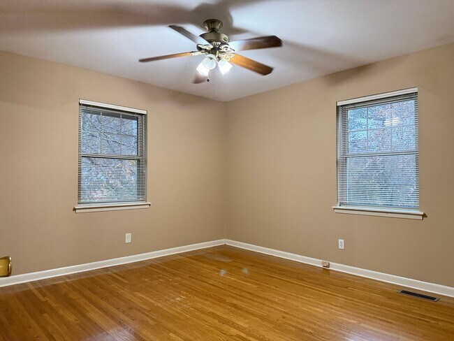 Building Photo - 323 Auburn Dr