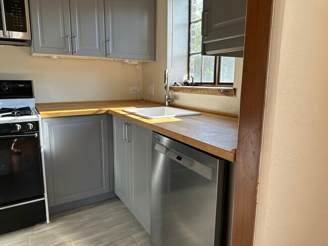 Building Photo - 2233 Kearney St