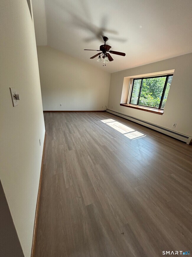 Building Photo - 33 Lochview Dr