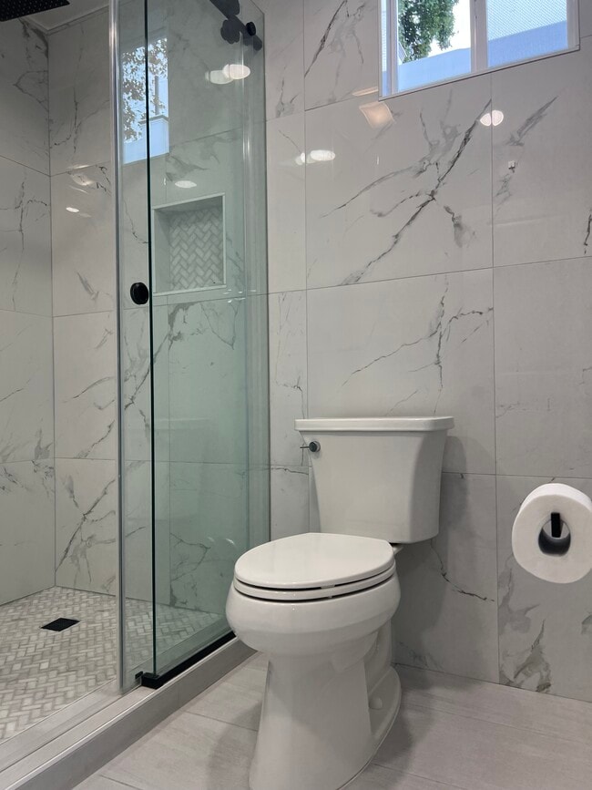 Building Photo - 4862 N Mangrove Ave