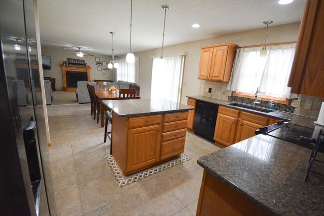 Building Photo - Spacious 4 Bed, 3.5 Bath Home For Rent in ...