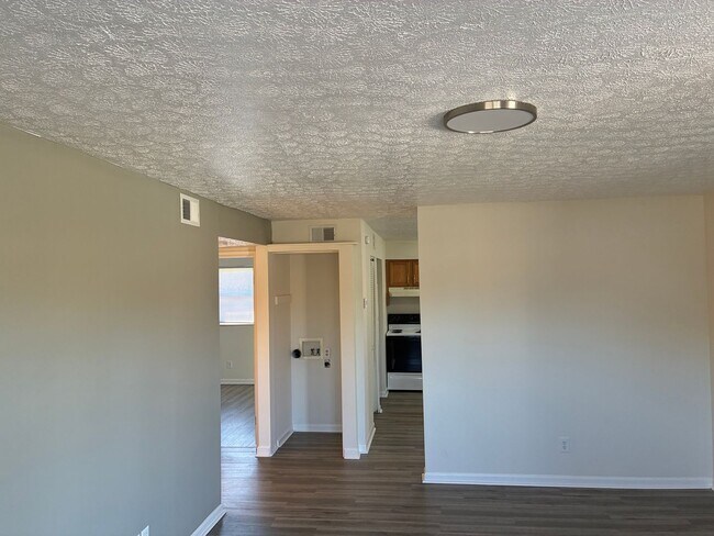 Building Photo - Elmwood Apartments- 1 and 2 Bedrooms w/ WD Hook Ups!
