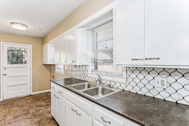 Building Photo - Move-In ready 2 bed/ 1bath + 1 car garage