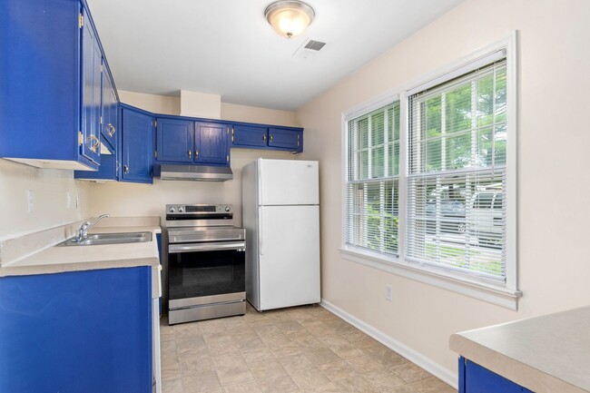 Building Photo - 3 Bed/2 1/2 Bath Pool Pet Friendly Bus lin...