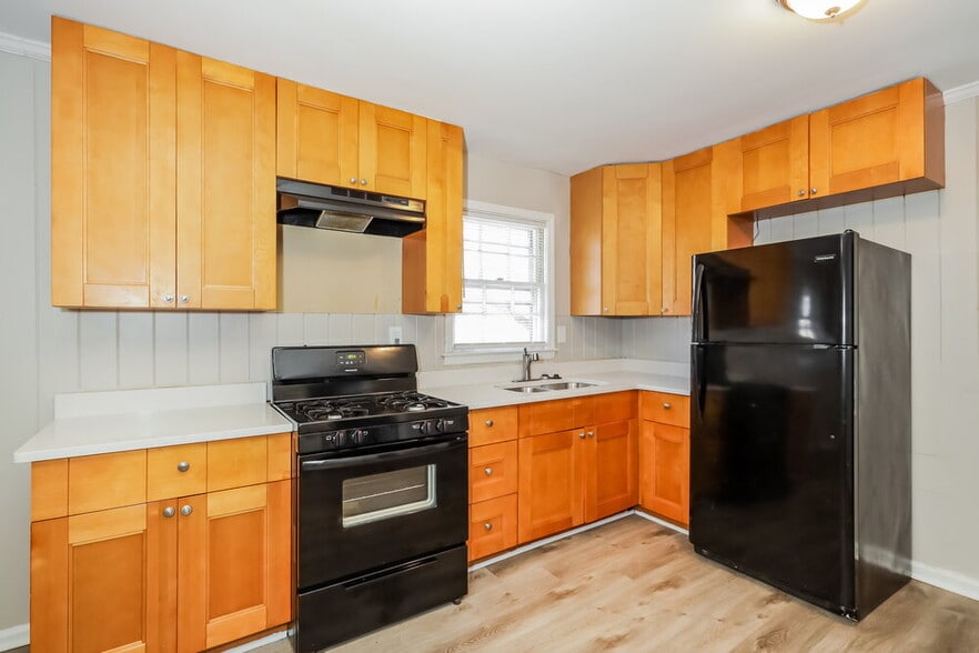 Building Photo - 3276 Elm St