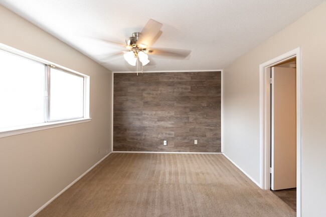 Building Photo - 2 bed 1.5 bath townhome located in the Mil...