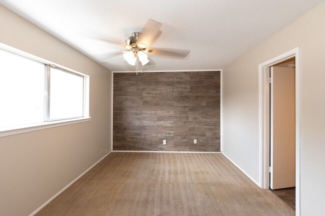 Building Photo - 2 bed 1.5 bath townhome located in the Millersville area.