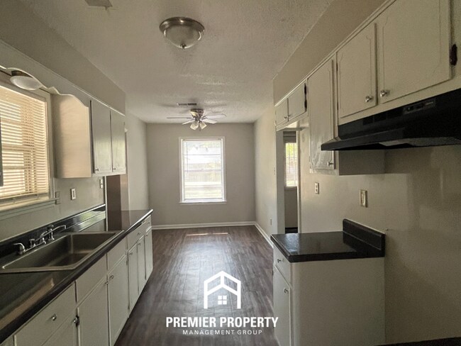 Building Photo - 5999 Pebblehill Dr