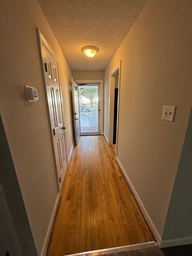 Building Photo - 925 S Hornbeam Dr