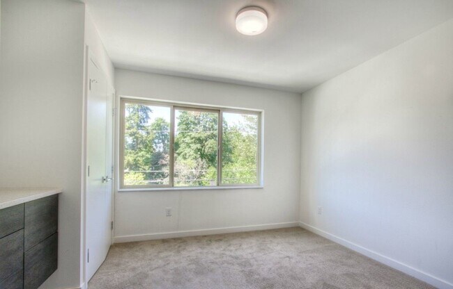 Building Photo - 4061 NE 50th St