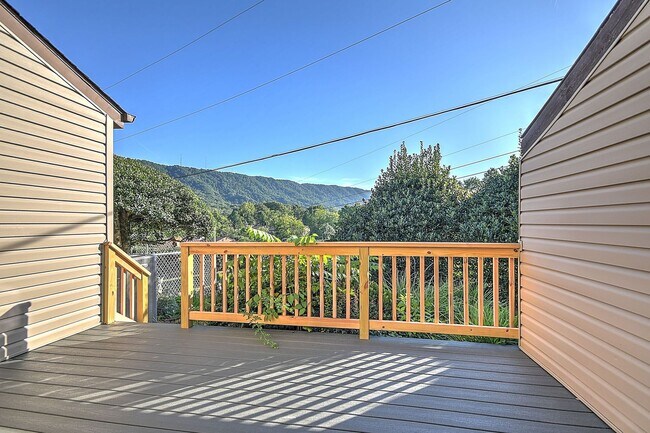 Building Photo - 501 Manor Dr