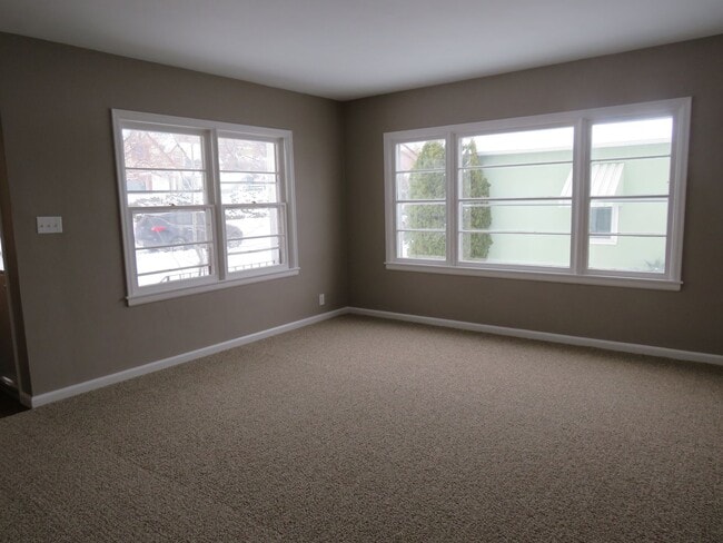 Building Photo - 3 Bedroom (1 non-egress) / 1 Car Garage located near the hospitals and colleges!
