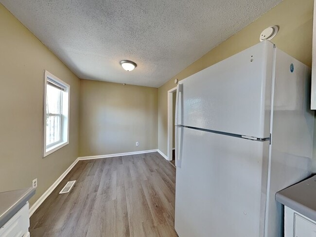 Building Photo - 481 Iota Ave S