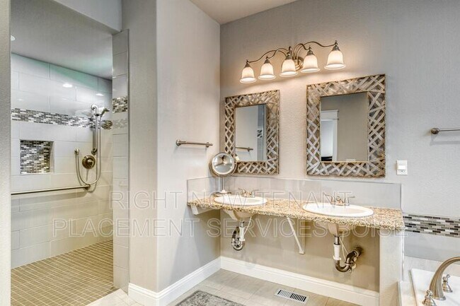 Building Photo - 1646 N Chaucer Way