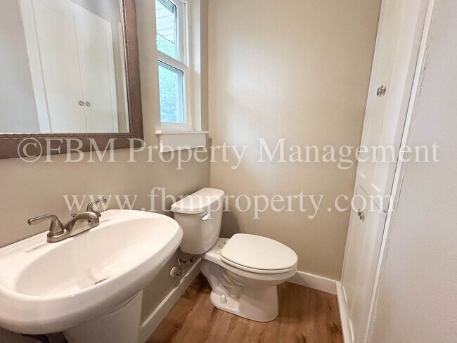 Building Photo - 808 Loy Ln
