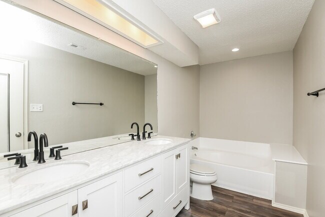 Building Photo - 5016 Santa Fe Ct