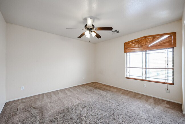 Building Photo - Beautiful 7 bedroom