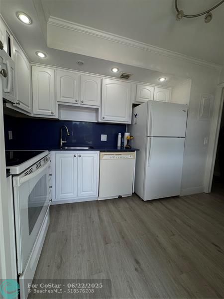 Building Photo - 3200 N Palm Aire Dr