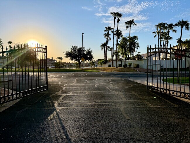Building Photo - 1710 E Queen Palm Dr