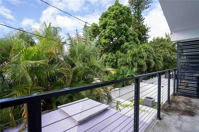 Building Photo - 2412 NE 26th St