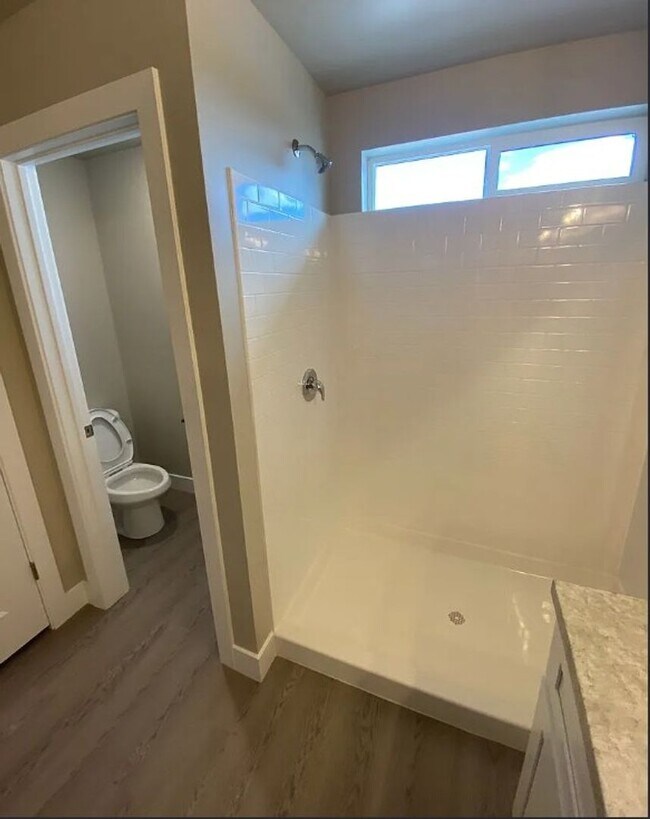 Building Photo - 3 Bedroom End-Unit Townhome in Cedar Bend – Great Cedar City Location