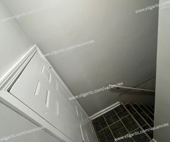 Building Photo - Spacious & Updated 2 large bedrooms & 2 fu...