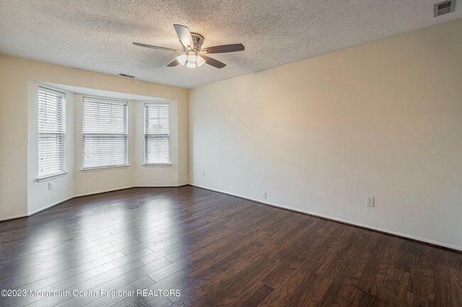 Building Photo - 166 Tulip Ln