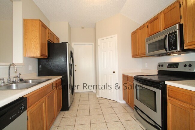 Building Photo - Exceptional!