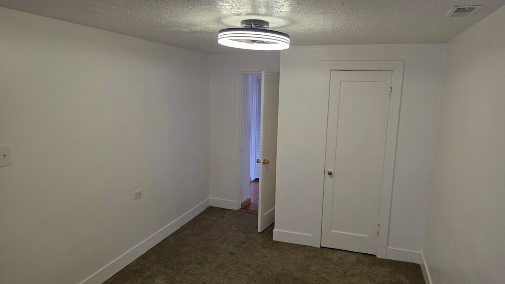 Building Photo - 547 E 100 N