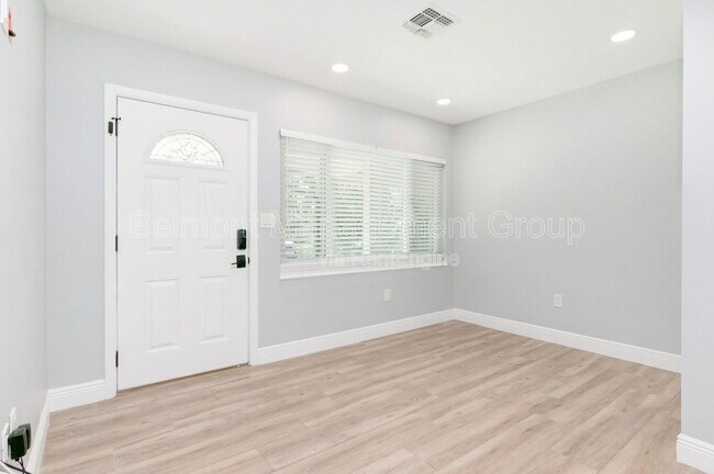 Building Photo - 2031 Temple Dr