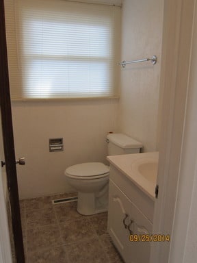 Building Photo - Spacious - lovely home in great location!