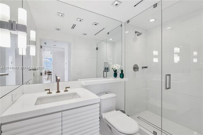 Building Photo - 6899 Collins Ave