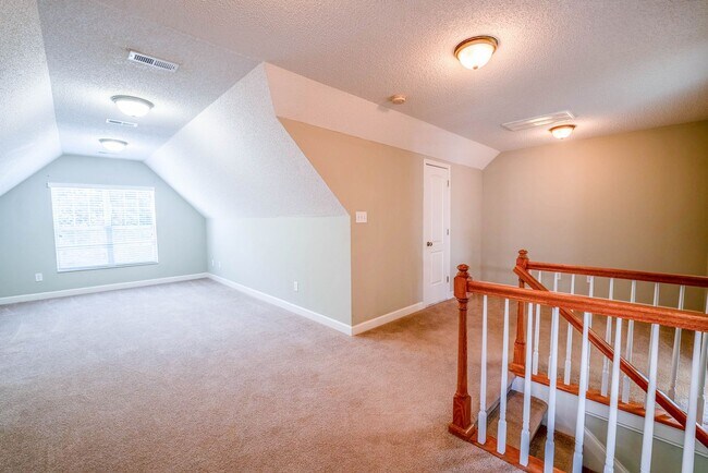 Building Photo - West Hills House 3BR/ 2.5BA, 2 Car garage, primary bedroom on main level