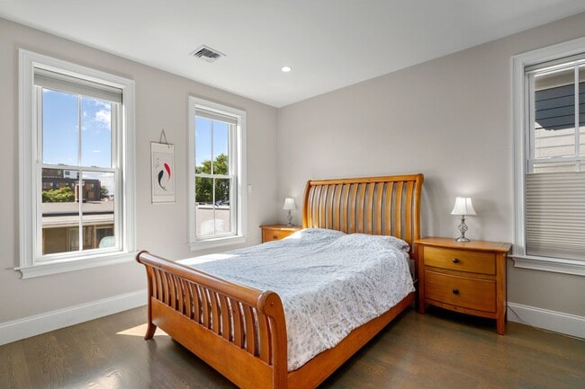 Building Photo - 205 W 8th St