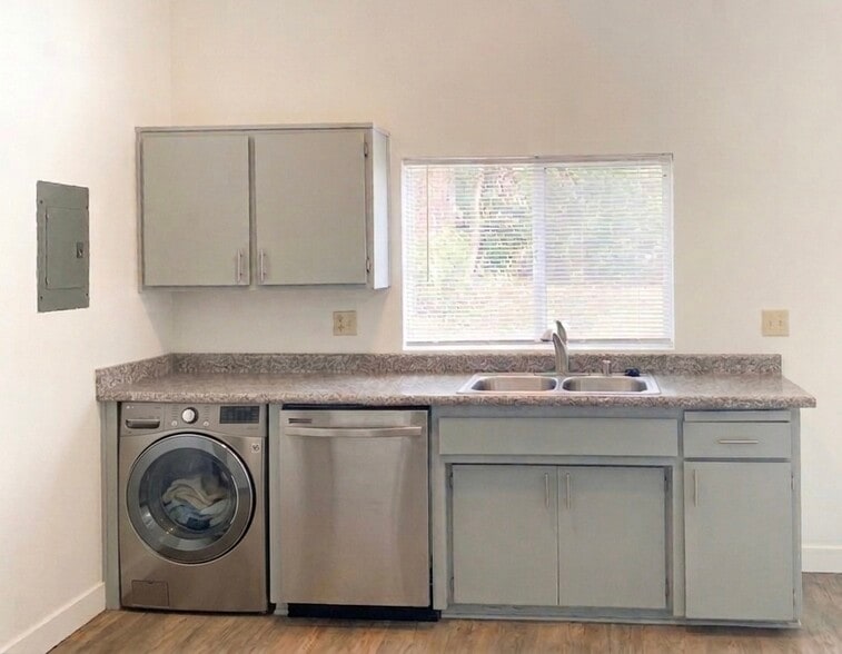 Kitchen with dishwasher and washer hook up - 1366 Fredericks St