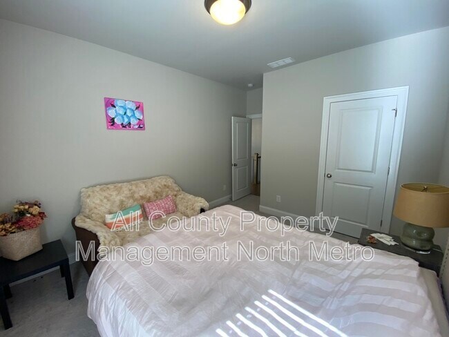 Building Photo - 6562 Creekview Cir