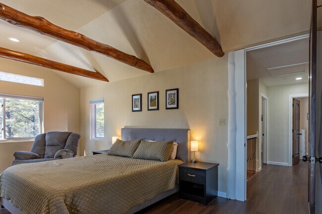 Building Photo - 1810 Shenandoah Dr