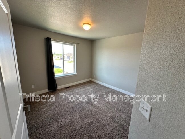 Building Photo - 5403 Vona Dr