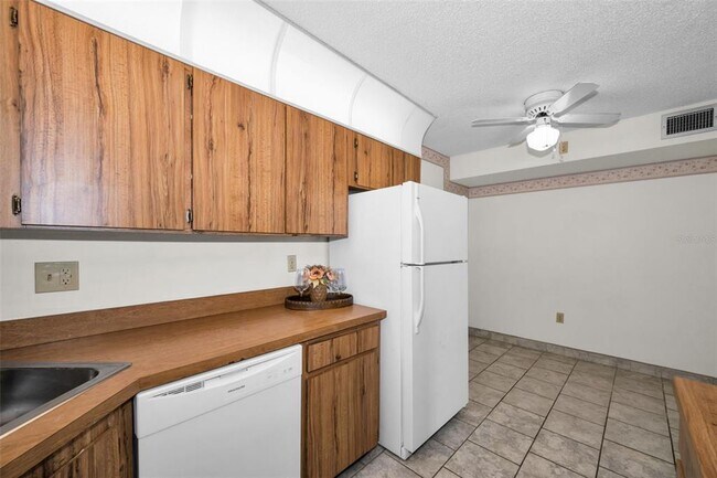 Building Photo - 2687 Pine Ridge Way S