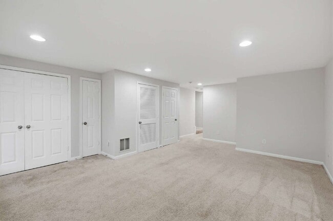 Building Photo - Elegant End-Unit Townhome with Exceptional Community Amenities
