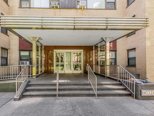 Building Photo - 9 Fordham Hill Oval