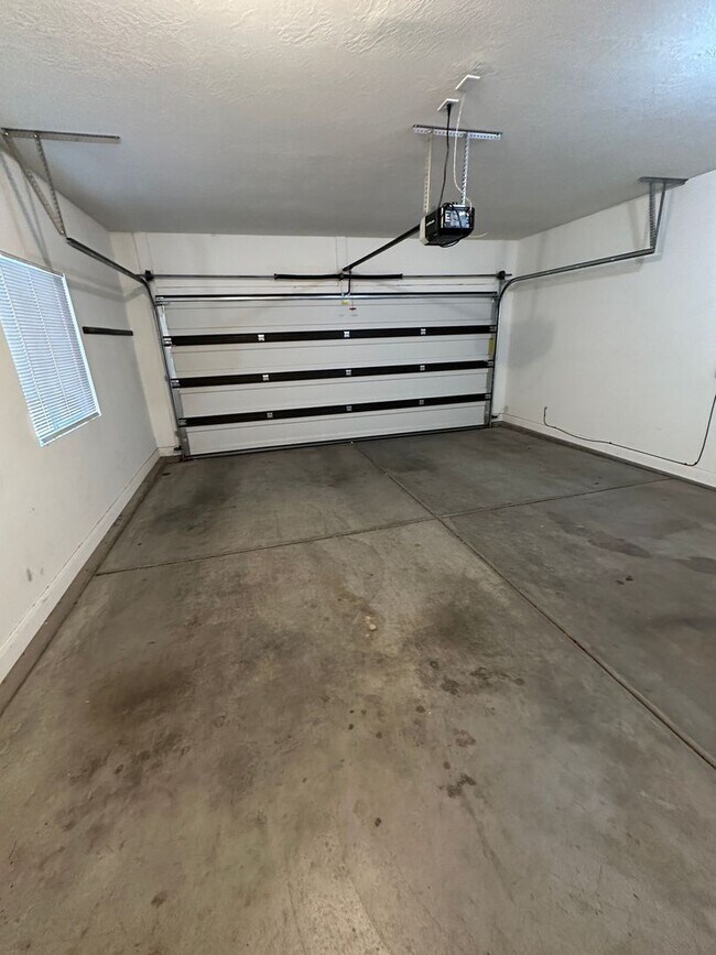 Building Photo - Charming Townhome