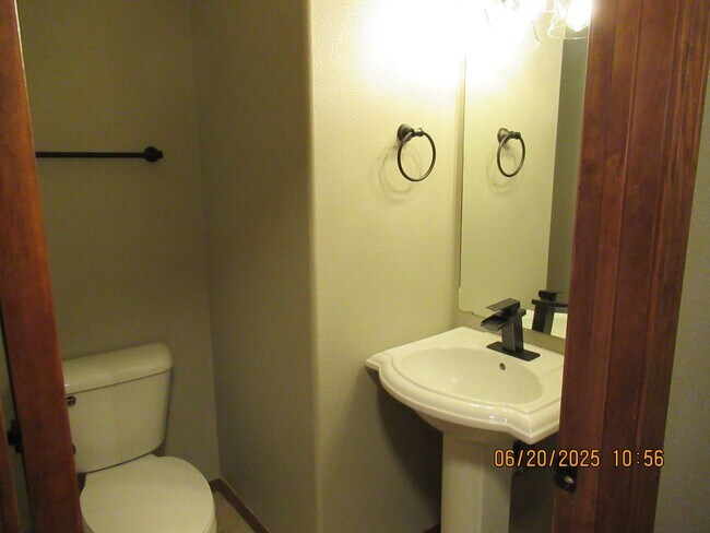 Building Photo - Massive 5Bed, 4Bath, 2Story Home Located i...