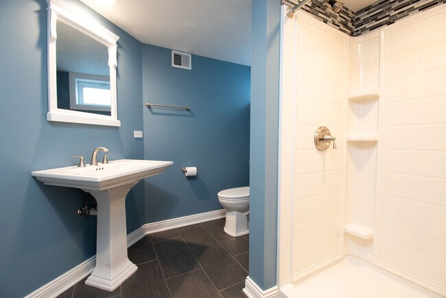 Building Photo - 131 S Lodge Ln