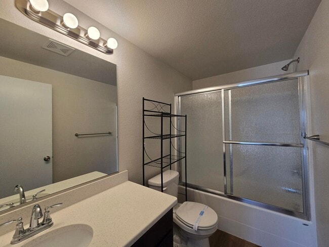 Building Photo - 1 MONTH FREE ON A 12 MONTH LEASE!  AFFORDABLE 3 BEDROOM, FULLY REMODELED!