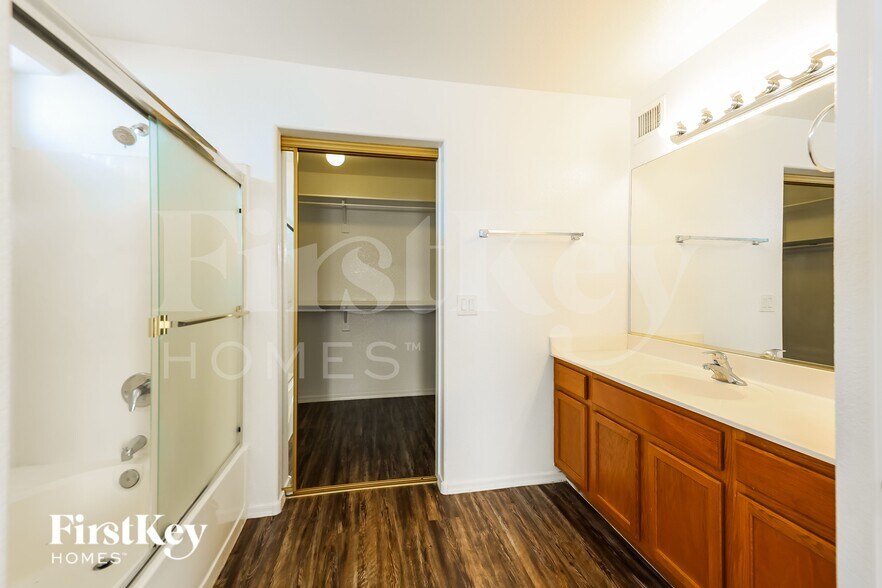 Building Photo - 12922 W Holly St